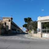 Poi la strada ritrova la sua solitudine affiancando i grandi capannoni industriali abbandonati del rione Marconi, tra cui l�affascinante acciaieria Scianatico